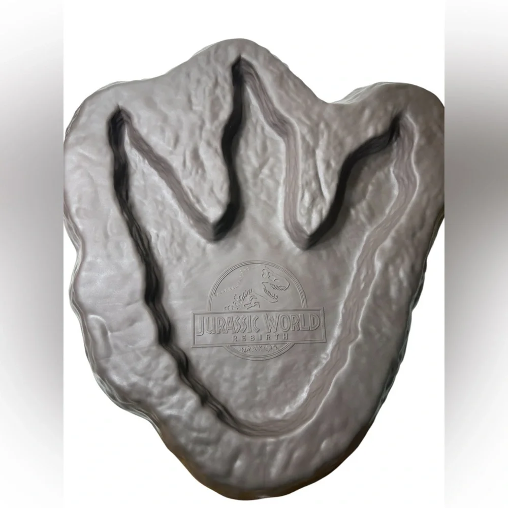 Jurassic World Rebirth - MASSIVE Footprint Popcorn Bucket 24" x 22" 🍿🦖 - Picture 3 of 4